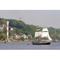 4200_3004 Segelschiffe vor Hamburg Blankenese. | Hafengeburtstag Hamburg - groesstes Hafenfest der Welt